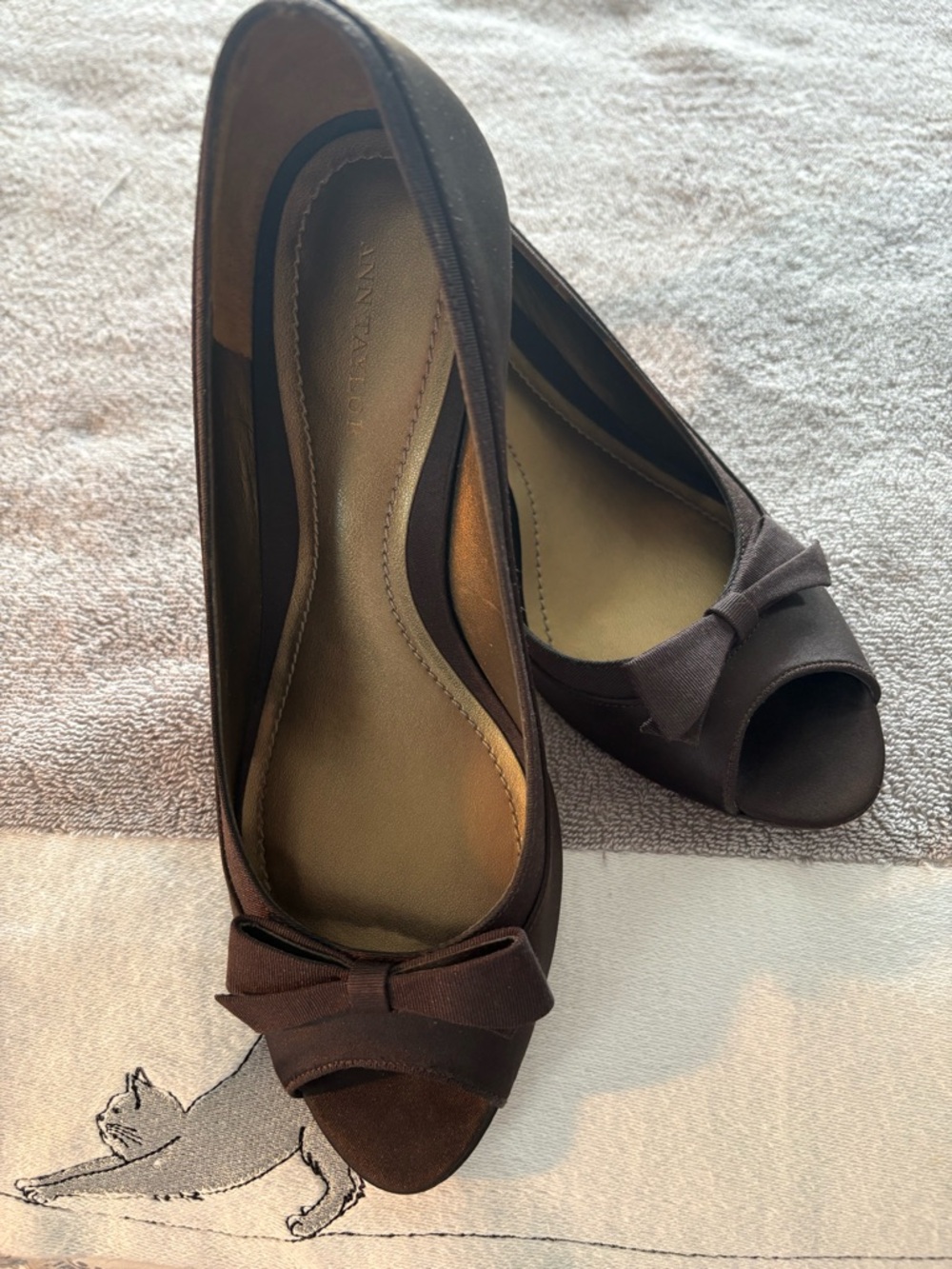 Ann Taylor Satin Women's Chocolate Peep-Toe Bow 3 in Heels Sz 8